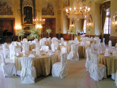 Festschmuck im Spiegelzimmer im Schloss Dobris