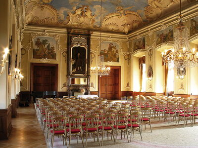 prunkvoller Saal im Schloss Dobris